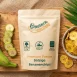 Verpackung salzige Kochbananenchips Alpensalz neben frischen grünen Kochbananen auf einem rustikalen Holzbrett – gesunder Apéro Snack.
