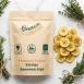 Nahaufnahme knuspriger Kochbananenchips bestreut mit feinem Alpenkräutersalz und frischen Kräutern – nur 3 natürliche Zutaten.