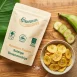 Produkt Verpackung herzhafte Kochbananenchips Alpensalz auf rustikalem Holzgrund mit einer frischen grünen Kochbanane und grobem Salz – die knusprige Alternative zu Kartoffelchips.